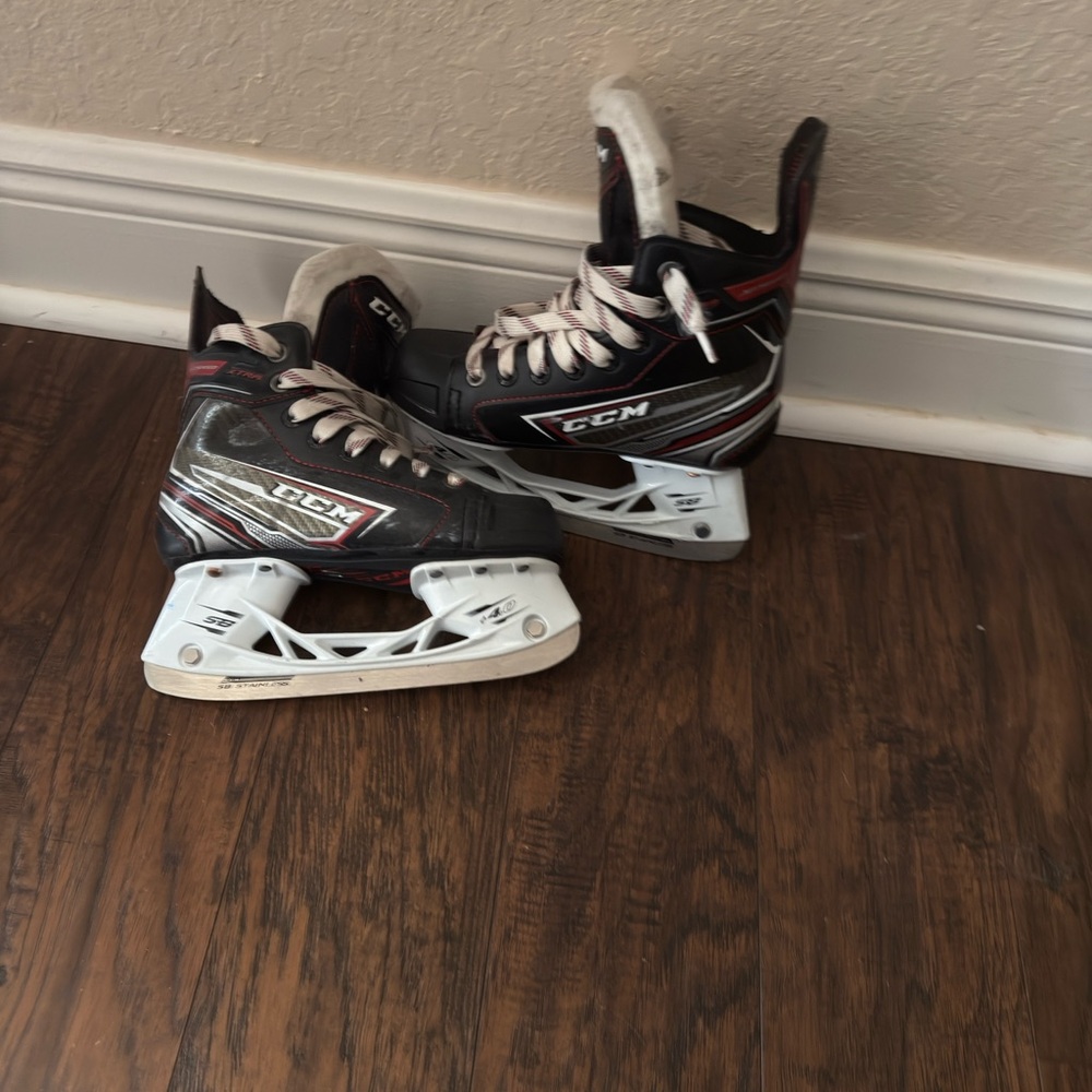 CCM Kids Hockey Skates – Hard-to-Find Size 2.5 – Used, Great Condition - Picture 8 of 14